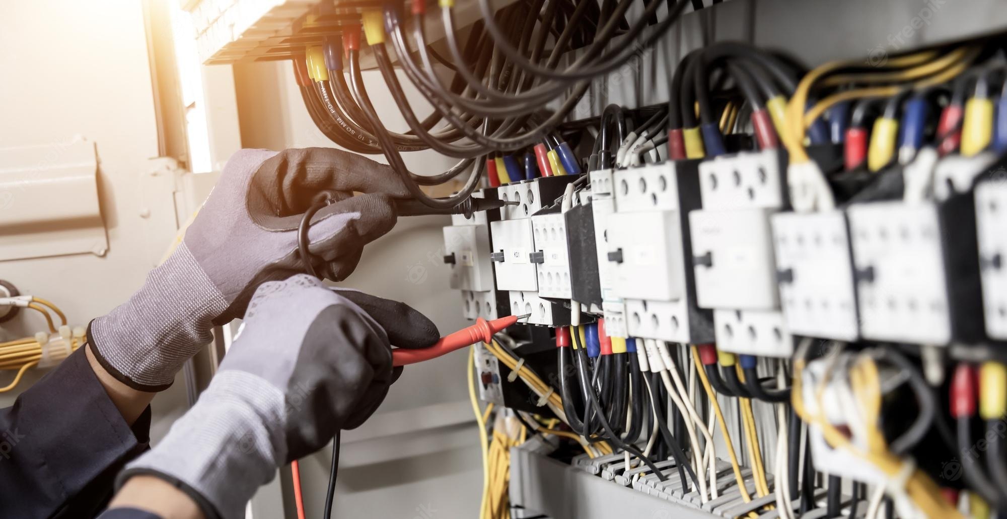 Lohnt sich eine Elektroinstallation vom Fachmann? Die größten Risiken bei DIY-Arbeiten